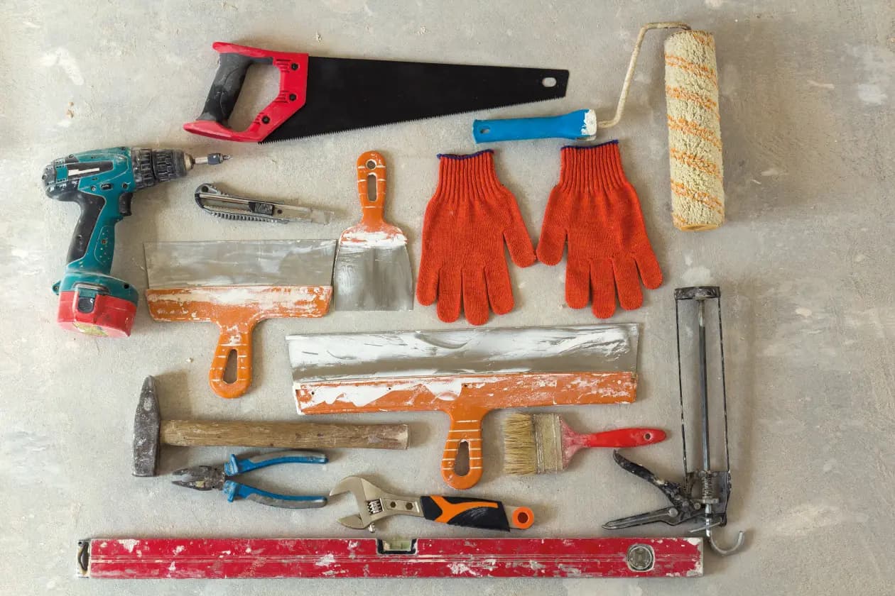 Equipo de seguridad industrial en una mesa de trabajo